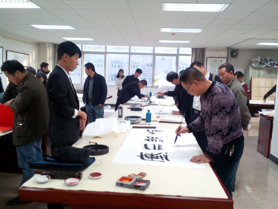 墨香沁校园，艺韵润心田——我校举行“书法艺术进校园”座谈会暨“特聘书法家”授聘仪式